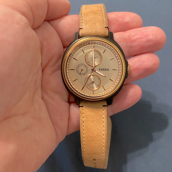 Women’s Fossil Watch - Picture 1 of 4